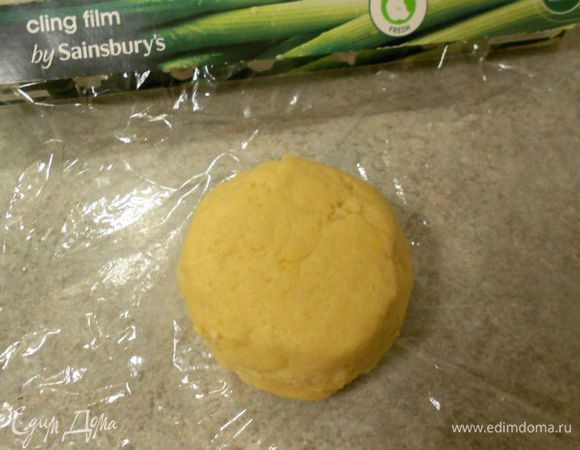  Скатать его в шар, обернуть плёнкой и убрать в холодильник на 1 час.