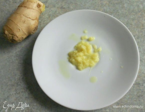 
Имбирь натереть на мелкой тёрке.