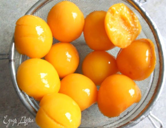 Персики из банок выложить на сито и обсушить. 8 одинаковых половинок отложить в сторону.