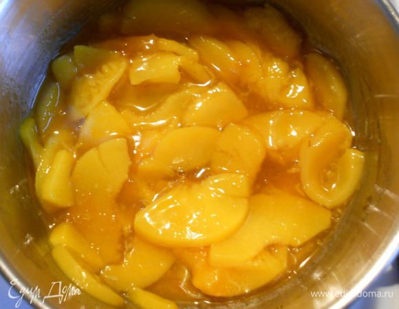 Остальные нарезать пластинами, поместить в сотейник, добавить лимонный сок, имбирь и 1 ст.л. джема. Довести смесь до кипения и готовить на среднем огне 5-10 мин до почти полного выпаривания жидкости.
