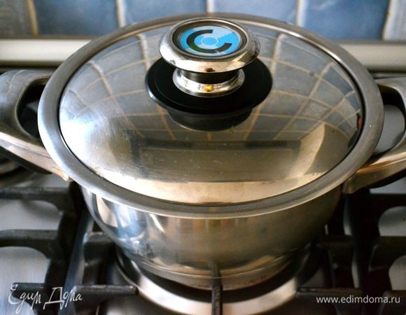 Накрываем кастрюлю крышкой и просто ставим на средний огонь... на час-полтора...в зависимости от веса куска мяса. (у меня 1 кг я обжаривала 1,5 ч...)