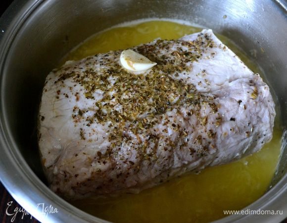 Время от времени переворачивае мясо, чтобы оно равномерно прожаривалось со всех сторон.