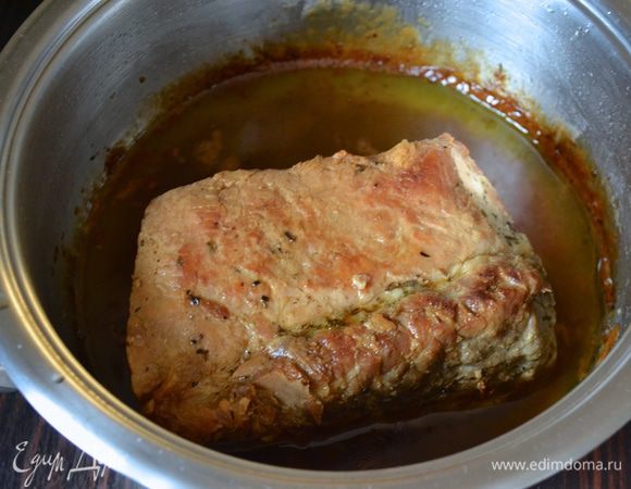 Вот и все! Дать мясу постоять минут 20 и можно нарезать и подавать! Масло сливаем в баночку и используем при приготовлении других блюд...