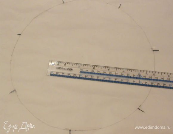 На пекарской бумаге нарисовать круг диаметром 25 см и разделить его на 7 равных частей. Перевернуть нарисованной стороной вниз.
