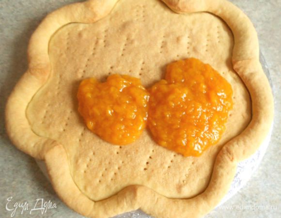 
Остывшее персиковое пюре распределить ложкой по коржу.
