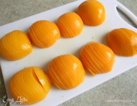 8 зарезервированных половинок персиков нарезать острым ножом поперёк  каждую на 14-16 пластин. 