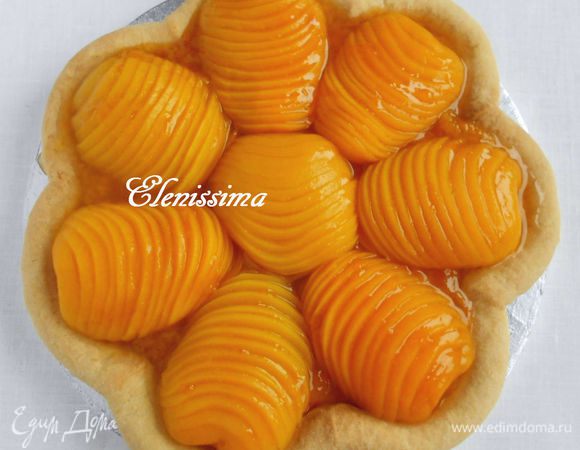 В маленьком сотейнике на среднем огне распустить оставшийся джем, протереть через сито, если он содержит кусочки фруктов, и с помощью кисти нанести на персики.
Переложить пирог на сервировочное блюдо.