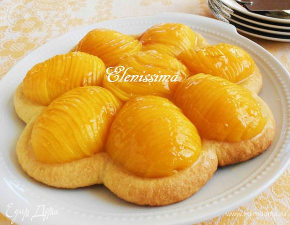 А это тот самый случай, когда я не учла гигантский размер персиков - их не удалось вытянуть в лепестки и они просто лежали на корже горой!:)