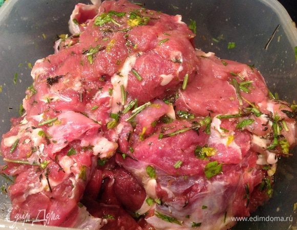 Замаринуйте баранину в смеси масла и зелени на 2 часа. Такой маринад пойдет и для запекания в духовке свинины или курицы. 