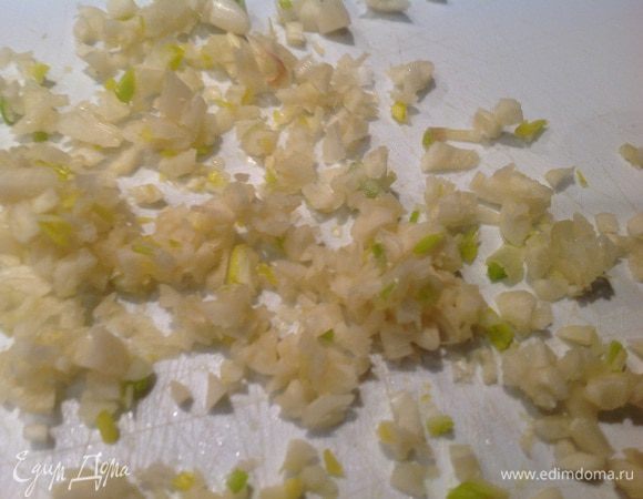 Чеснок почистите и мелко порубите.