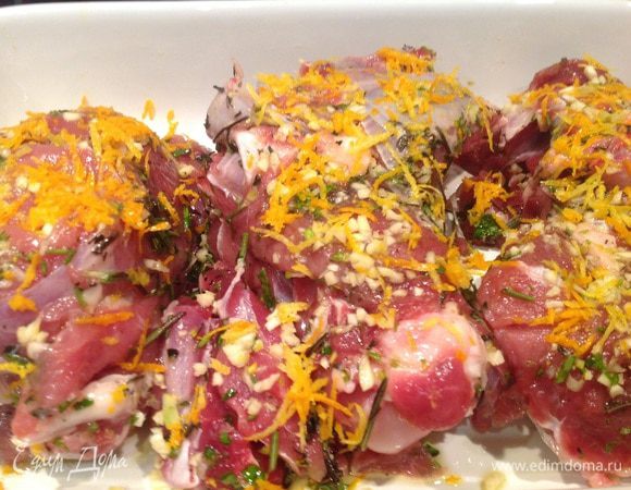 Смажьте форму для запекания маслом, выложите в нее баранину, приправьте чесноком и цедрой лимона и апельсина. Накройте фольгой и запекайте 30 минут.<br />
 