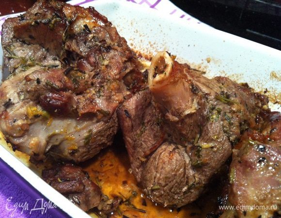 Через 30 минут фольгу снимите и запекайте еще 45 минут, время от времени поливая образовавшимся соком.