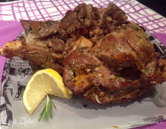 Достаньте мясо из духовки и дайте ему отдохнуть 10 минут, после чего подавайте. Приятного аппетита!