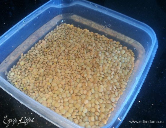 Чечевицу промойте, залейте холодной водой и оставьте на 10-15 минут.