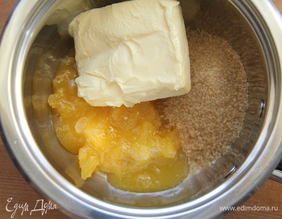 Разогреть духовку до 160*С.
Смешать масло, мёд и сахар, поставить на огонь и прогреть на медленном огне в течение одной минуты после первой бульки. 