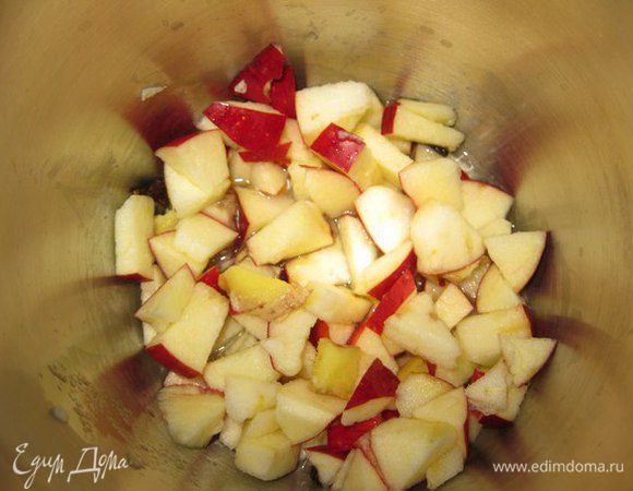 Яблоки помыть и нарезать на кусочки. В сотейник или кастрюлю с толстым дном и стенками на дно налить чуть-чуть воды. Выложить нарезанные яблоки и порезанный мелко имбирь. Подогревать на медленном огне.