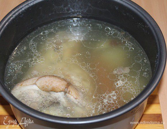 Рульку помыть, хорошо почистить ножом.
Залить водой. Когда вода закипит 10-15 минут, слить воду, залить еще раз. Отварить до готовности 2,5 - 3 часа. Добавить в бульон  перец горошком, душистый перец, лавровый лист, лук, чеснок, морковь.Во время варки рулька должна быть полностью погружена в воду.(я это проделала в мультиварке)


Бульон посолить. Оставить рульку остывать в бульоне для сочности