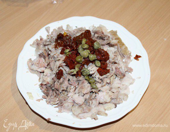 Порезать  вяленые томаты, добавить к мясу каперсы. Посолить, поперчить по вкусу. Хорошо все перемешать.
