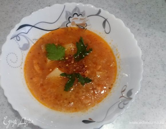 За 10 минут до выключения добавляем сушеный майоран, соль и лавровый лист. При подаче украшаем листиками петрушки и кто любит молотый острый красный перец. Приятного всем аппетита!