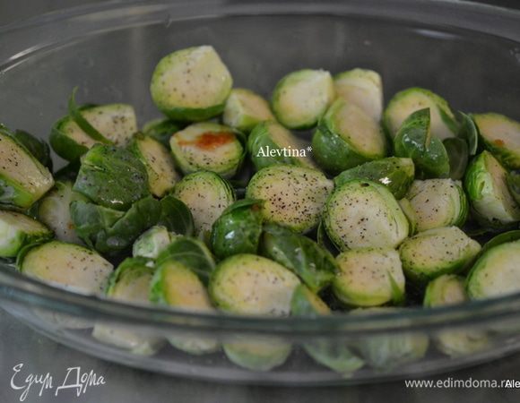 Выложить в жаропрочное блюдо , посолить и поперчить, сбрызнуть оливковым маслом. Поставить в духовку на 30 мин.
