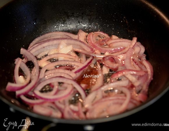 Обжарить на горячей сковороде с 1 стол.л жира от бекона красную луковицу порезанную тонко до мягкости.