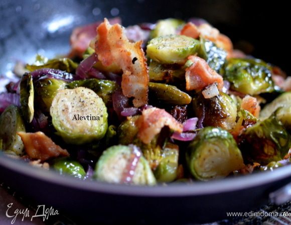 Добавить затем капусту после духовки и бекон крошкой, изюм без вина. Перемешать и подавать к столу. Приятного аппетита.