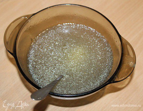 Бульон, в котором варилась рулька, процедить, поперчить, посолить. Добавить желатин (согласно инструкции).На 400г бульона и 1 ч.л. желатина. 