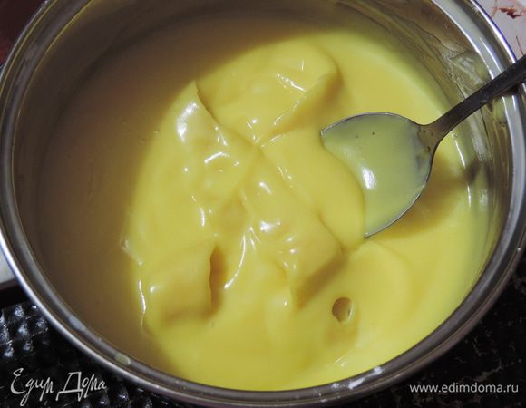 Как только крем начал булькать, вливаем в него лимонный сок (из того лимона, с которого сняли цедру, лимон берем среднего размера) Ваприм, помешивая, еще пару минут.