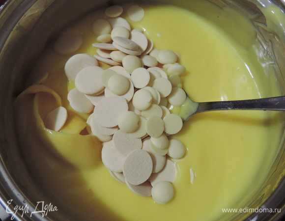 Снимаем крем с огня и сразу же добавляем в него белый шоколад. Перемешиваем, пока шоколад полностью не растопиться.