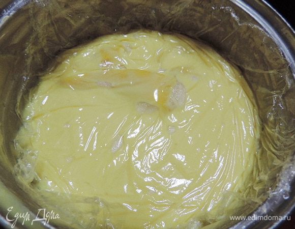 Накрываем крем пищевой пленкой, так чтоб она легла на поверхность крема и убираем в прохладное место остывать до комнатной температуры или ниже.