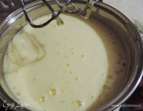 Начинаем взбивать яйца с сахаром и оставшимися от приготовления крема двумя белками. Масса получается довольно жидкая и долго не хочет густеть. Не унываем и продолжаем взбивать на высокой скорости. Минут через 8-10 масса заметно загустеет и сильно увеличится в объеме.