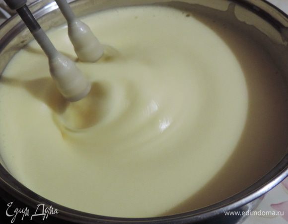 Теперь добавляем тонкой струйкой растительное масло и продолжаем взбивать. Масса загустеет еще сильнее. Когда она перестанет расти в объеме и густота не будет меняться - можно прекращать взбивание.