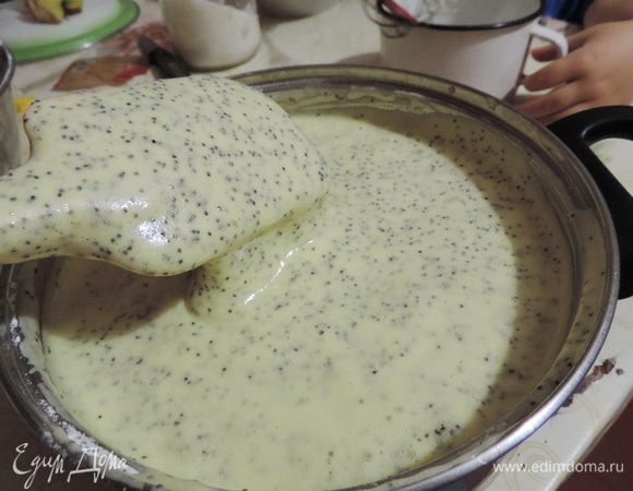 Теперь в три приема очень аккуратно соединяем сухие ингредиенты с яичной массой. Перемешиваем лопаткой движениями снизу вверх от краев к центру. Тесто получается более жидким, чем классический бисквит.