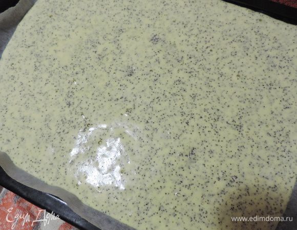 Выливаем все тесто на противень 30*40см, застеленный бумагой для выпечки. Так как торт традиционно выпекают прямоугольной формы.