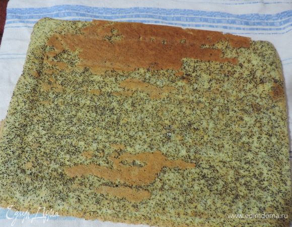 Выпекаем тесто в разогретой до 200 градусов духовке 7-8 минут, так указывалось в первоисточнике. У меня корж выпекался при этой же температуре примерно 15 минут. Ориентируйтесь по своей духовке.