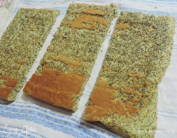 Готовый остывший корж разрезаем на три одинаковых прямоугольника.