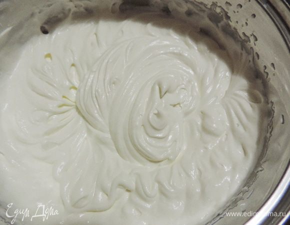 Продолжим работу над кремом. Взбиваем охлажденные сливки до устойчивых пиков.