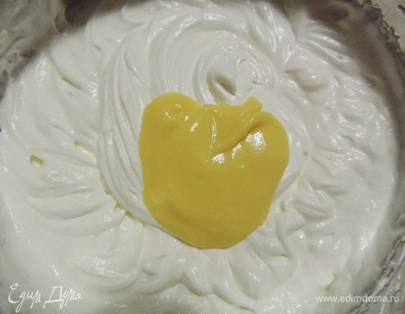 По одной столовой ложке добавляем заварную смесь (ленту из цедры предварительно выбрасываем) и взбиваем до однородности.