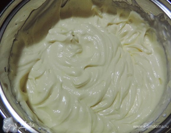Получаем вот такой густой, вкусный и невероятно ароматный крем с приятной лимонной кислинкой.