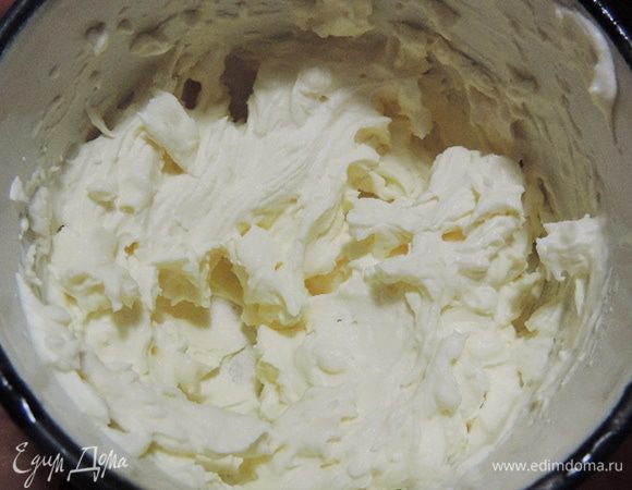 Далее можно украсить торт по желанию Я взбила сметану с сахаром и загустителем для сливок (у меня пакетик рассчитанный на 250г сливок).