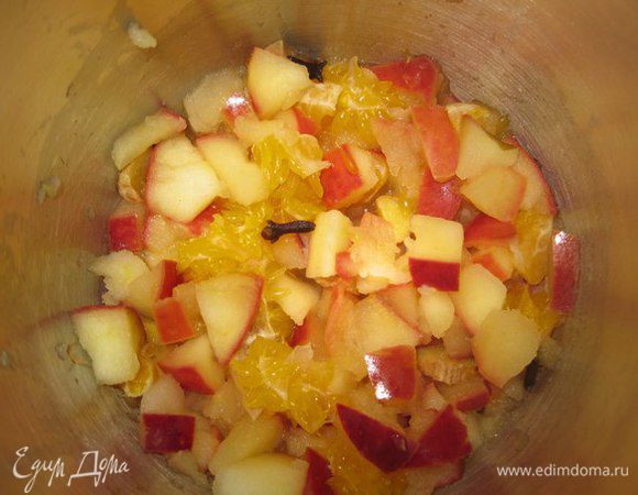 Порезать мандарин, добавить гвоздику, корицу и коричневый сахар. Сахар можно заменить медом. Помешать.
Пряности и специи добавлять осторожно. Лучше добавить меньше, чем допустить перенасыщенность — иначе Вы испортите напиток.
