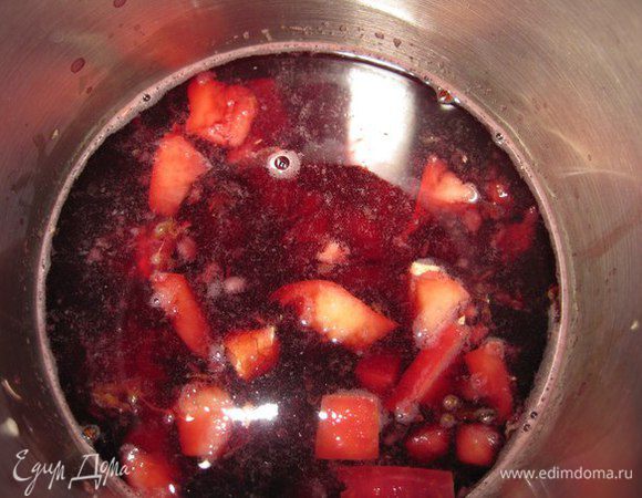 Влить вино. Подогревать на медленном огне, время от времени помешивая, доводя вино почти до кипения. Но не доводить до кипения.