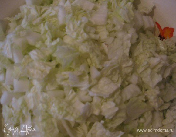 Моем и нарезаем пекинскую капусту.