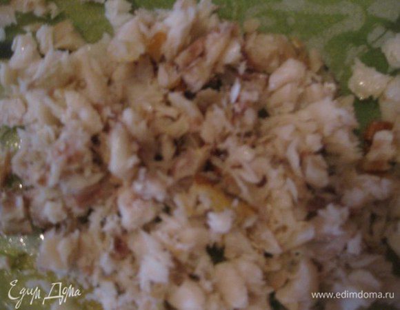 Заранее я запекла рыбу в фольге. Можно просто отварить. Добавляем к пекинской капусте.