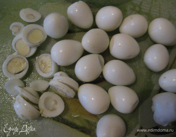 Перепелиные яйца  отвариваем, чистим и нарезаем вдоль. Также добавляем к салату. Перемешиваем.