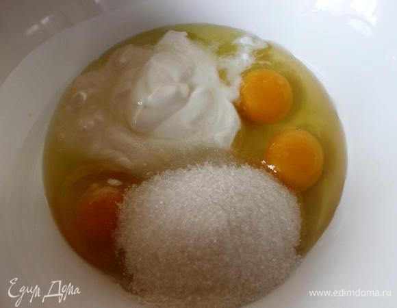 Ингредиенты на 2 коржа. 
Пекутся безумно просто и быстро. Но есть один важный момент!! Соду и уксус добавляем отдельно!!!
Итак. 
Предварительно рубим орехи , замачиваем и обсушиваем клюкву. Можно брать любые орехи и сухофрукты, цукаты, стружку и т.д. Можно вообще ничего не добавлять, так коржи будет еще проще кроить)). 
Разогреваем духовку до 180 градусов. Смешиваем в миске 3 яйца, 150 г сахара, 3 ст.л. сметаны и 2 ч.л. уксуса. После просеиваем в тесто 180 г. муки и 1 п. ванилина, сверху сыплем 0,5 ч.л. соды и быстро все перемешиваем. 