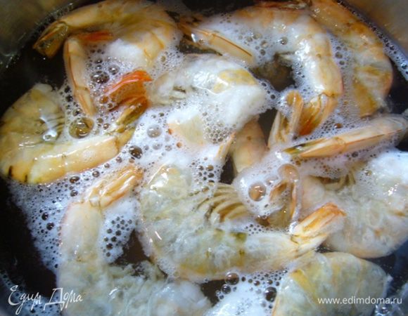 Креветки отварить в подсоленной воде. Остудить, очистить.
Две картофелины и морковь отварить, остудить, очистить. Нарезать мелким кубиком.
Так же мелко порезать огурец.
Яйцо отварить, остудить, очистить. Нам потребуется только желток.
