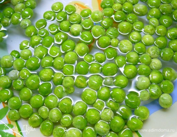 Замороженный зеленый горошек залить кипятком, дать постоять некоторое время, воду слить.