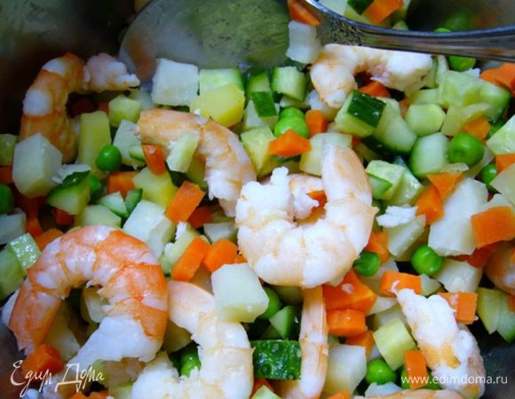 Соединить в миске подготовленные картофель, креветки, морковь, огурец, горошек, посолить-поперчить, перемешать.