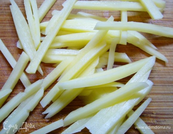 Оставшуюся картошку очистить, нашинковать тонкой соломкой.